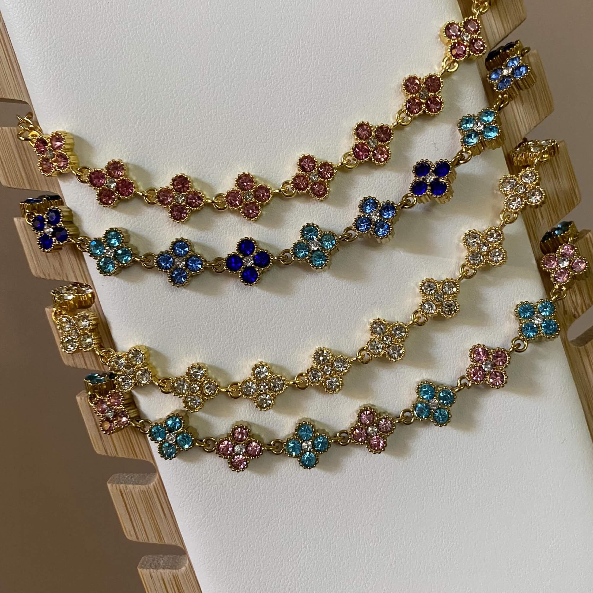 Gourmettes Trèfle serties de cristaux roses, bleus, turquoise et blancs